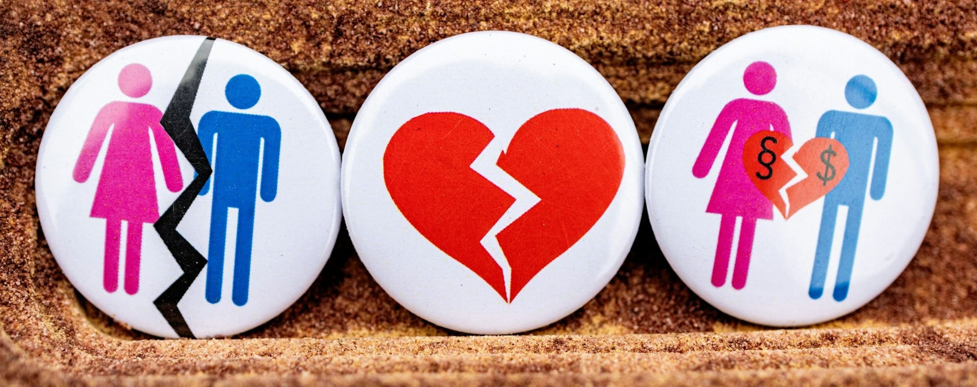 three buttons depicting a broken heart, a man and a woman, 日本離婚率